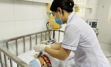 Trẻ sơ sinh 3 ngày tuổi nguy kịch vì đẻ rơi, 'chữa mẹo' bằng cách uống mật ong, cứa dao lam khắp cơ thể