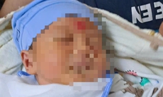 Trên đường đi chơi về, người dân phát hiện bé trai sơ sinh bị bỏ rơi trong đêm