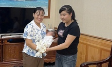 Tập thể dục buổi sáng, phát hiện bé trai gần tháng tuổi bị bỏ rơi ở cạnh mộ