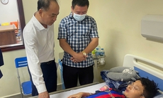 Quỹ Bảo trợ trẻ em Việt Nam thăm, động viên bé trai 10 tuổi gặp nạn trong vụ lật tàu ở Quảng Ninh