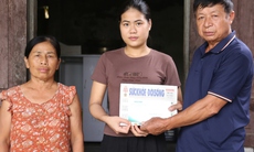 Trao hơn 16 triệu đồng đến gia cảnh người vợ trẻ xin từng đồng cứu chồng
