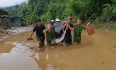 Công an xã ở Nghệ An vượt lũ, lội bùn đưa sản phụ đi sinh