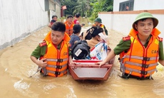 Nước sông Lam tiếp tục dâng cao, người dân vùng hạ du tất tả chạy lũ