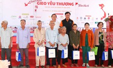 Khám chữa bệnh, cấp phát thuốc miễn phí, tặng quà gia đình chính sách, người có công tại Vĩnh Long