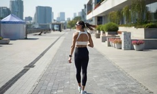 Đi bộ ngược có giúp đốt cháy calo nhiều gấp đôi?