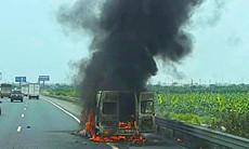 Cháy xe khách trên cao tốc Pháp Vân - Cầu Giẽ, nhiều người bỏ lại hành lý thoát thân