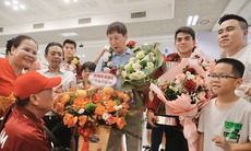 Chiếc cúp vô địch U23 Đông Nam Á cùng các cầu thủ đã về đến Hà Nội