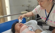 Xót xa cảnh người đàn ông dân tộc Mông bị chấn thương cổ nặng sau tai nạn
