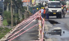 Dông lốc trong đêm hất văng lan can và hệ thống đèn chiếu sáng cầu Thái Bình