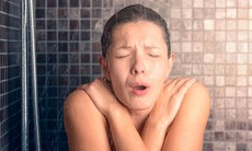 Tắm nước lạnh mùa hè: Sảng khoái đâu chưa thấy, người cao huyết áp coi chừng nguy hiểm