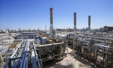 Giá dầu thế giới tăng nhẹ trong khi chờ quyết sách từ OPEC+