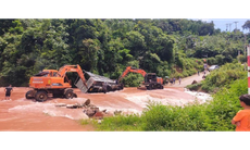Mưa lớn gây sạt lở nghiêm trọng ở xã biên giới, nhiều hộ dân phải di dời khẩn cấp