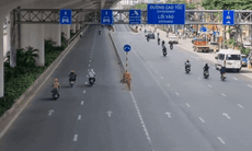 Xe máy 'đại náo' làn ô tô trên đường Phạm Văn Đồng: Do thiếu điểm quay đầu?