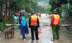 Mưa lớn trong đêm khiến nhiều khu vực ở xã miền núi Nghệ An ngập nặng, chính quyền xuyên đêm ứng phó