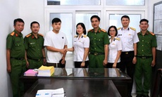 Nhặt được chiếc ví, nữ sĩ quan Hải quân giao nộp cho công an trả lại người đánh mất