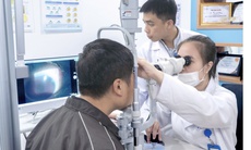 Nam thanh niên bị mảnh vỡ bóng đèn văng vào mắt nhập viện cấp cứu