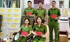 Bốn cán bộ công an hiến máu cứu cụ bà 92 tuổi qua nguy kịch