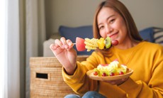 Sai lầm khi ăn trái cây sau bữa tối dễ gây tăng cân dù ăn ít