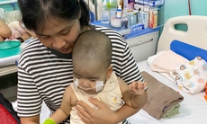 Con trai mắc bệnh hiếm gặp, người mẹ trẻ tha thiết cầu xin sự giúp đỡ