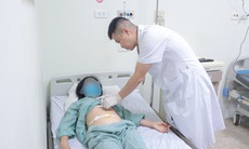 Mắc sỏi túi mật 5 năm, người phụ nữ từ Nga về Việt Nam phẫu thuật lấy sỏi