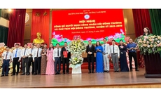 Thứ trưởng Nguyễn Tri Thức trao quyết định công nhận Chủ tịch Hội đồng Trường Đại học Điều dưỡng Nam Định 