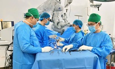 Phẫu thuật đặt ốc chân cung cố định cột sống cổ cứu nam thanh niên bị liệt tứ chi sau tai nạn