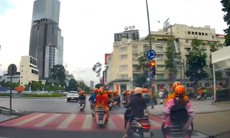 Xử phạt 10 người mặc áo cam chạy Vespa vượt đèn đỏ ở trung tâm TPHCM