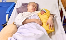 Mắc ung thư cổ tử cung khi mang thai, người mẹ vẫn nỗ lực 'vượt cạn'