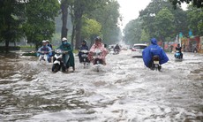 Mưa dông dồn dập khắp cả nước