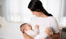 [Infographic] Nuôi con bằng sữa mẹ: Lợi ích kép cho sức khỏe và túi tiền