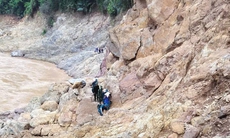 Cõng từng bao gạo vượt núi đá tiếp tế bản Cha Nga