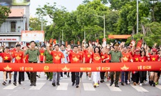 Hàng nghìn người dân Hải Phòng xuống đường đi bộ 'Cùng Việt Nam tiến bước'