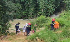 Giải cứu, đưa vào bờ 4 nữ sinh bị nước lũ cô lập khu vực suối Mơ