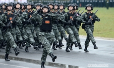 ‘Bông hồng thép’ 18 tuổi trẻ trung trong khối Cảnh sát đặc nhiệm
