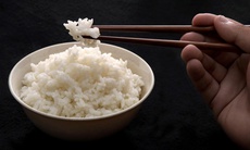 Ít ăn cơm có phải cách giảm cân hiệu quả?