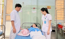 Cháu bé chào đời cùng khối u nang buồng trứng bị xoắn của mẹ