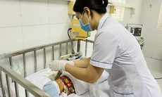 Bé sơ sinh nguy kịch vì sản phụ đẻ rơi giữa đường, đưa về nhà tự cắt rốn, chữa mẹo