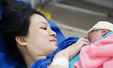 Bí quyết chăm sóc trẻ sơ sinh: Giữ ấm, bú mẹ sớm và phát hiện kịp thời dấu hiệu nguy hiểm