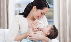 [Infographic] Mẹ cần chuẩn bị những gì trước khi cho con bú?