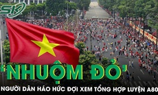 Người dân nô nức đổ về Ba Đình, ‘nhuộm đỏ’ đường phố chờ xem diễu binh, diễu hành
