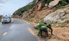 Mưa lớn khiến đường ven biển ở Khánh Hòa bị sạt lở