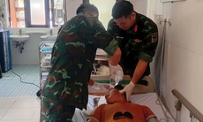 Quân y ở Trường Sa cấp cứu ngư dân suýt hỏng mắt vì nổ bình ắc quy