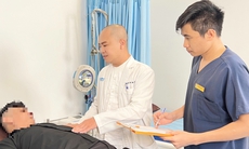 Cứu nguy cho thanh niên buộc dây cao su vào tinh hoàn  để kéo dài thời gian cương