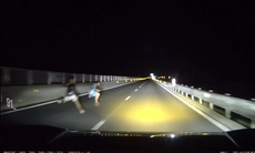 Video: Hai người lao ra giữa cao tốc trong đêm