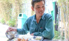 Quán cơm 2.000 đồng ở Khánh Hòa: Ông luật sư chỉ nhận nụ cười làm lãi