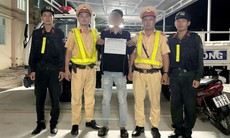 CSGT phát hiện 2 thanh niên điều khiển xe gắn máy sử dụng ma túy