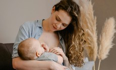 [Infographic] Bé không bú sữa mẹ sẽ bỏ lỡ nhiều lợi ích quý giá