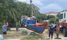 Người dân Quảng Trị gặt đêm, cẩu thuyền lên bờ trước bão số 5