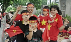 Người dân đổ về Quảng trường Ba Đình chờ đến 20h xem tổng hợp luyện diễu binh, diễu hành