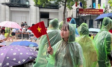 Người dân 'đội mưa' chờ xem tổng hợp luyện diễu binh, diễu hành